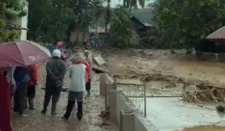 Banjir Bandang Solok Putuskan Jembatan dan Hanyutkan Puluhan Rumah