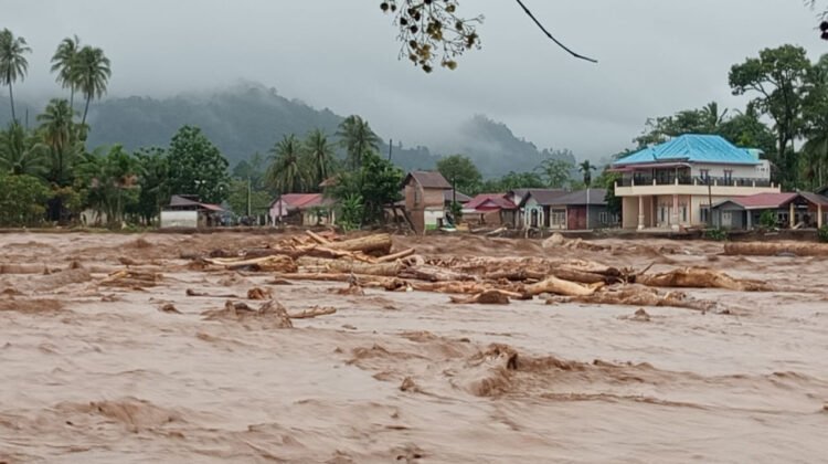 Banjir Bandang Lubuk Minturun Renggut 5 Nyawa, Korban Hilang Terus Dicari