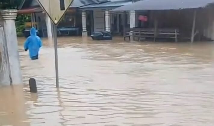 Hampir Seluruh Wilayah Padang Pariaman Direndam Banjir: Ribuan Warga Mengungsi, Jalan Hingga Jembatan Rusak Berat