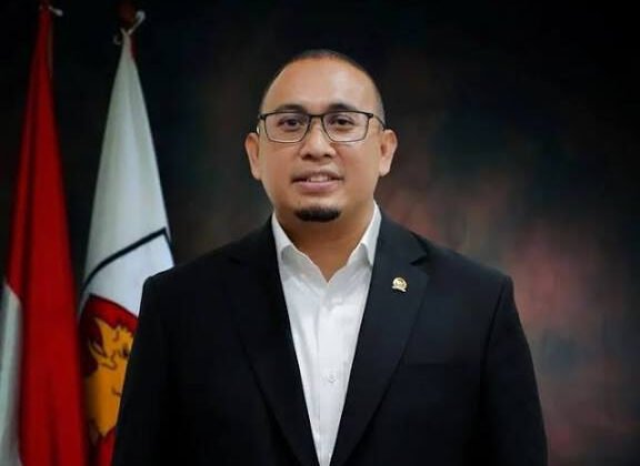 Pastikan Warga Terdampak Tak Kelaparan, Andre Rosiade Kirim Ribuan Nasi Bungkus ke Pengungsi Banjir di Kota Padang