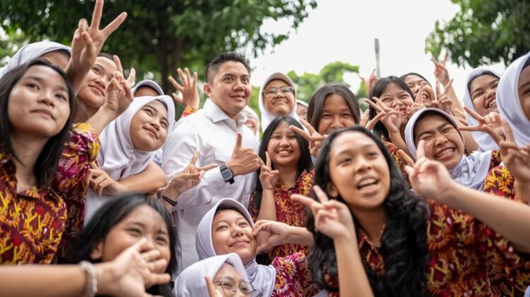 Kala Ratusan Siswa SMAN 2 Jakarta “Grebek” Istana, Disapa Seskab Teddy hingga Diberi Apel