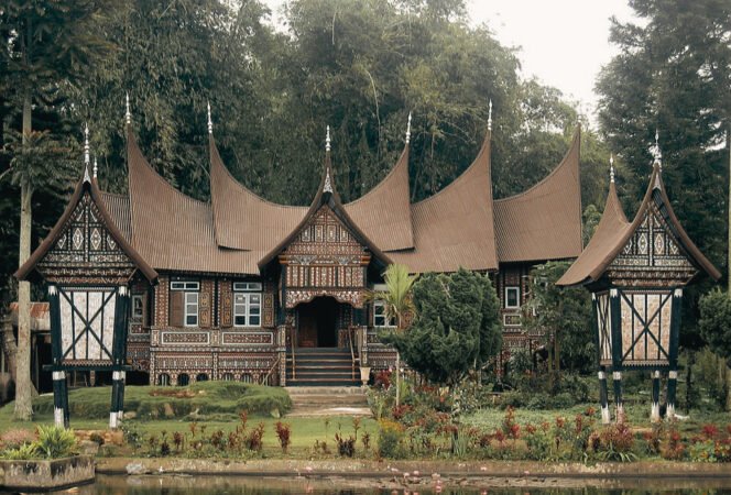 
Rumah Gadang, Warisan Arsitektur Minangkabau yang Terbukti Tahan Gempa