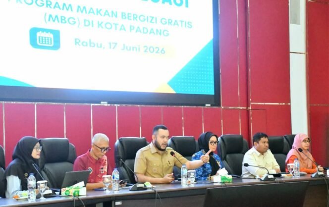 
Fadly Amran Pimpin Rapat Evaluasi Pelaksanaan Program MBG di Padang