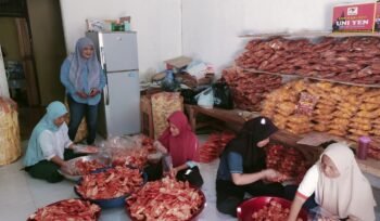 Andriyenita bersama karyawannya yang mayoritas perempuan saat memproduksi keripik balado, Senin (22/6). Foto: Safira Ariel Putri