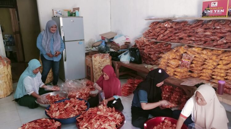 Andriyenita bersama karyawannya yang mayoritas perempuan saat memproduksi keripik balado, Senin (22/6). Foto: Safira Ariel Putri