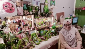 Sri Intan Rahmadia saat menujukan hasil karyanya di Gerai miliknya di Kota Padang, Senin (22/6) Foto: Safira Aries Putri
