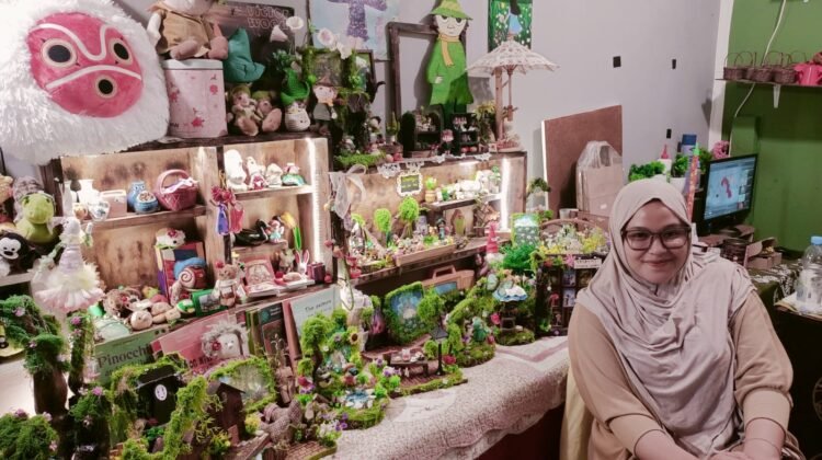 Sri Intan Rahmadia saat menujukan hasil karyanya di Gerai miliknya di Kota Padang, Senin (22/6) Foto: Safira Aries Putri