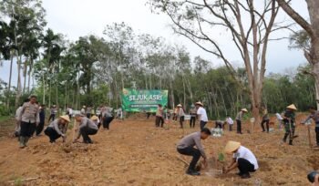 Personil Polri terlihat tengah menanam pohon dibekas galian tambang di Kabupaten Sijunjung, Sumatera Barat, Rabu (24/6) Foto: Istimewa