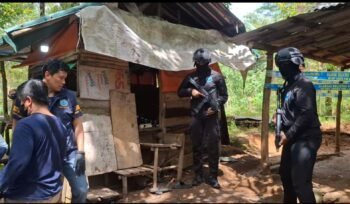 Petugas BNN RI melakukan pengamanan lokasi Laboratorium sabu di kawasan Tarantang, Kota Padang (Foto : BNN RI)