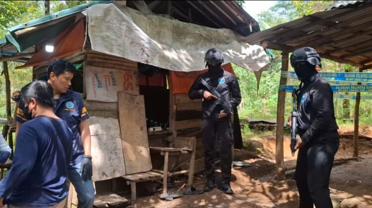 Petugas BNN RI melakukan pengamanan lokasi Laboratorium sabu di kawasan Tarantang, Kota Padang (Foto : BNN RI)