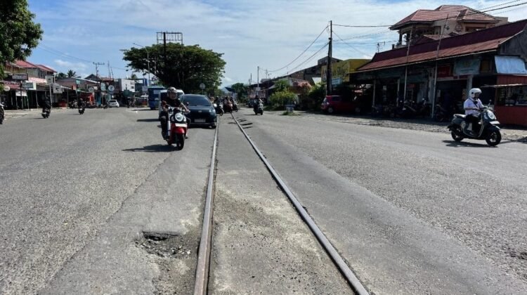 Rel Melintang di Jalan Utama Kerap Bikin Pengendara Roda 2 Jatuh, PT KAI Sumbar Minta Maaf