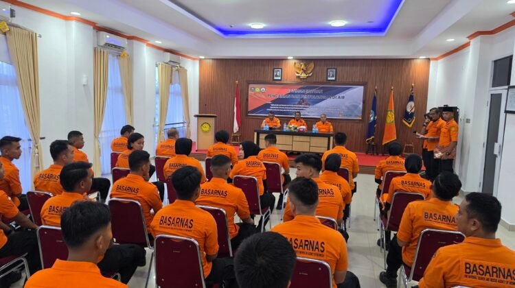 Tingkatkan Kesiapsiagaan, Kantor SAR Padang Gelar Latihan SAR Air di Perairan Pantai Carolina