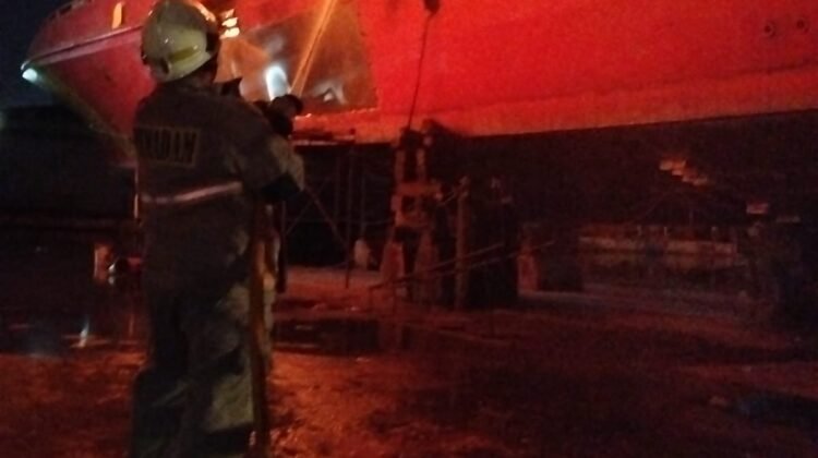 KN SAR Ramawijaya 240 Milik Basarnas Mentawai Terbakar Saat Docking di Jakarta Utara