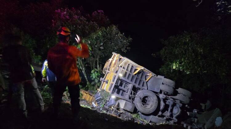 Terulang Lagi Akibat Dugaan Rem Blong, Truk Terjun Ke Jurang di Sitinjau Lauik