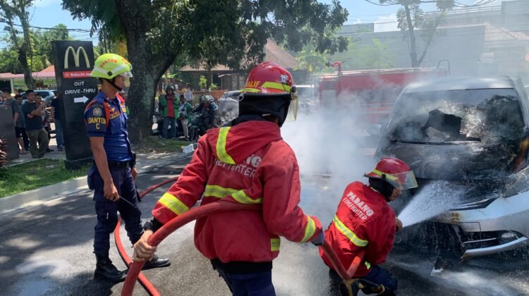 Mobil Terbakar di Depan McDonald’s Ahmad Yani Padang, Kerugian Ditaksir Rp115 Juta
