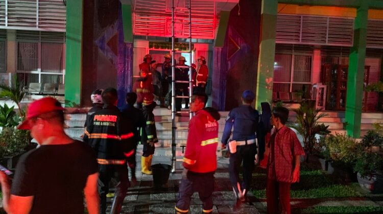 Kebakaran di SMP Ar Risalah, Papan Nama Gedung Ludes di Lalap Api