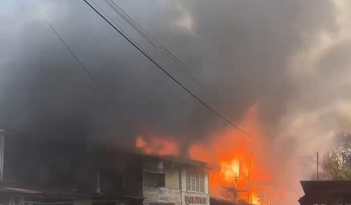 15 Petak Kios Pasar Kayu Tanam Ludes Terbakar, Kerugian Mencapai  Rp2,5 Miliar
