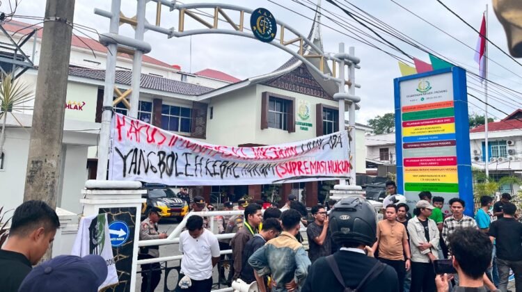 Demo di Kejari Padang, Massa Soroti Dugaan Korupsi UIN Imam Bonjol