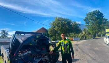 Petugas Satlantas Polres Solok memperlihatkan mobil L-300 yang terlibat kecelakaan dengan truk tangki di Nagari Cupak, Kabupaten Solok, Selasa (2/7/2026) pagi. (Foto : Satlantas Polres Solok)