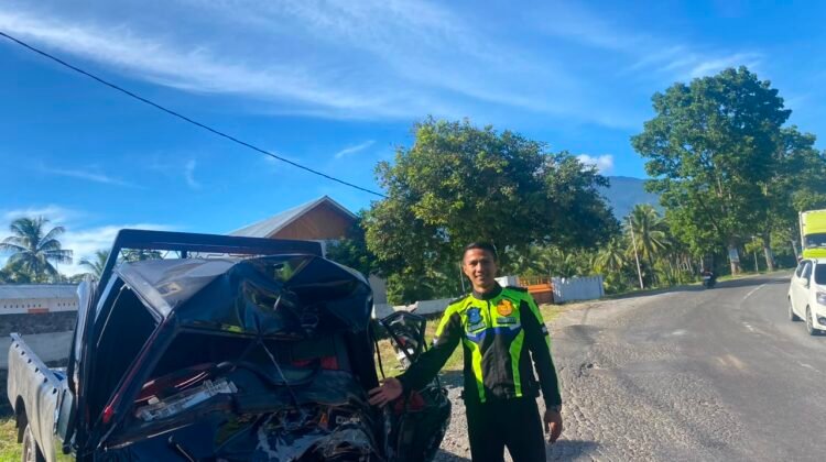 Petugas Satlantas Polres Solok memperlihatkan mobil L-300 yang terlibat kecelakaan dengan truk tangki di Nagari Cupak, Kabupaten Solok, Selasa (2/7/2026) pagi. (Foto : Satlantas Polres Solok)