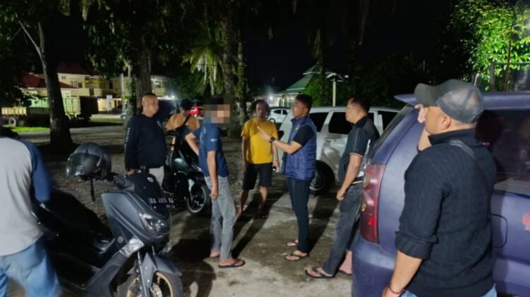 Tim URC Satreskrim Polres Pasaman Barat saat melakukan penangkapan terhadap terduga pelaku pengeroyokan yang videonya sempat viral. (Foto : Humas Polres Pasaman Barat)