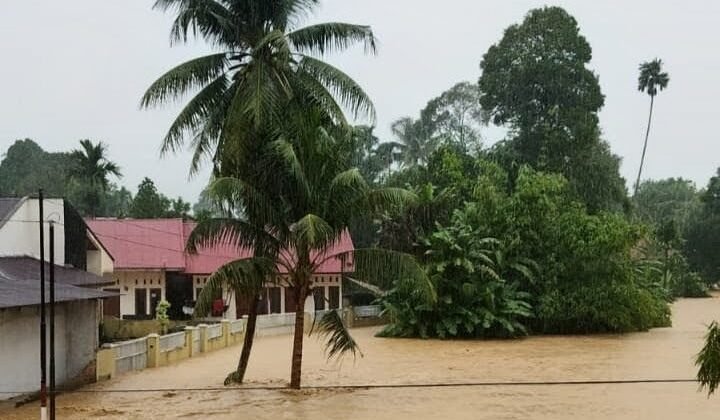 Luapan Sungai Terjang Padang, Permukiman hingga Fasilitas Umum Tergenang