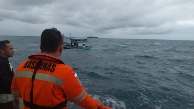 Sempat Dihantam Ombak 3 Meter, Tim SAR Berhasil Evakuasi KM Halim di Perairan Pariaman