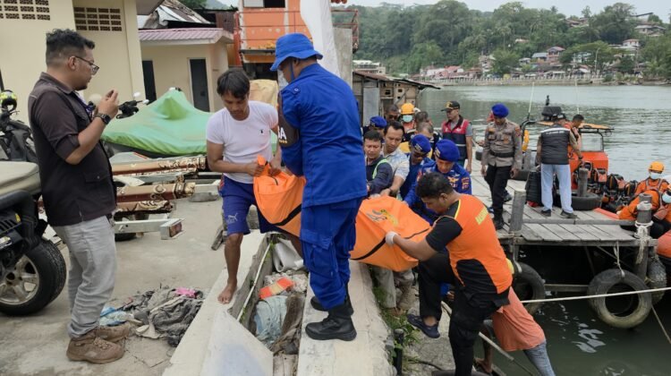 Bawa 10 ABK, Begini Kondisi Awak Kapal TB Simponi Yang Terbakar di Perairan Padang