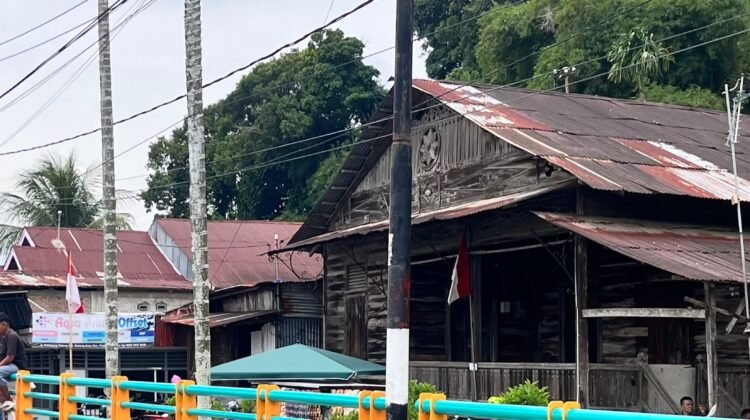 H-4 HUT RI, Bendera Merah Putih Mulai Menghiasi Jalanan Kota Padang