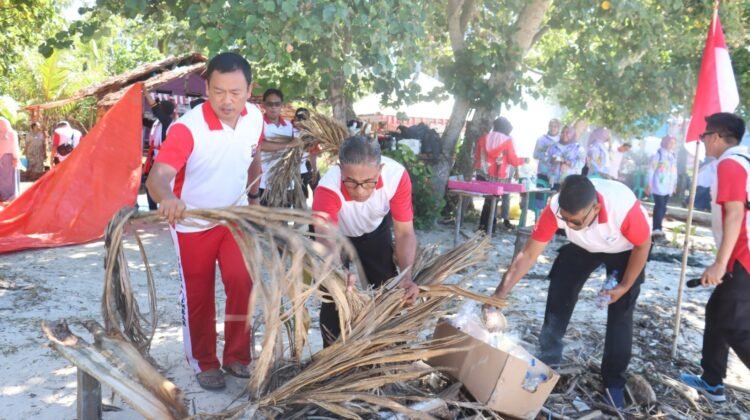 Sambut HUT RI ke-81, Polres Pasaman Barat Bersihkan Pantai Pulau Pigago