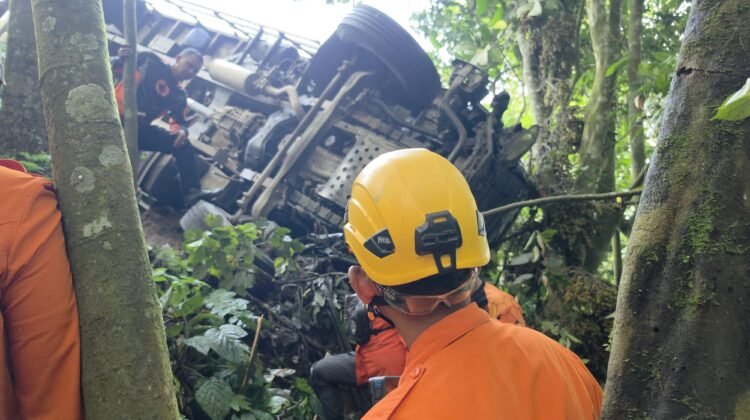 Truk Colt Diesel Masuk Jurang di Silaiang Bawah, Satu Orang Dilaporkan Terjepit 