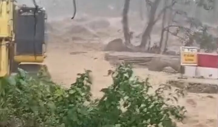 Debit Air Sungai Lubuk Minturun Meningkat Usai Diguyur Hujan Deras