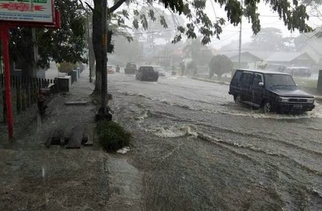 Hujan Badai Terjang Kota Padang, BPBD Minta Warga Jauhi Sungai