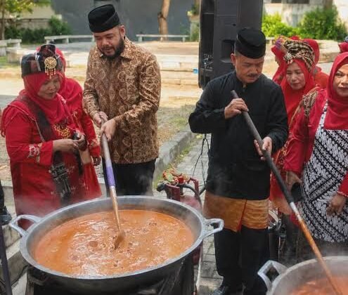 700 Kg Rendang dari Sumbar Dikirim untuk Korban Gempa NTT, Target 5 Ton
