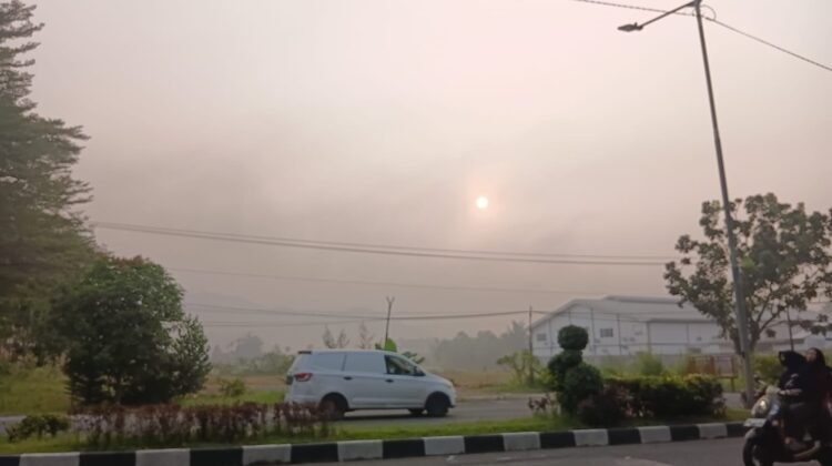 Kabut Asap Kembali Pekat, Kualitas Udara Padang Masuk Kategori Berbahaya