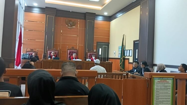 Serahkan Petisi Masyarakat Sikakap, Yogi “Star link” Mentawai Minta Dibebaskan Hakim 
