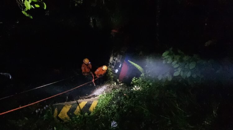 Tak Kuat Menanjak di Sitinjau Lauik, Pikap Hantam Truk hingga Masuk Jurang
