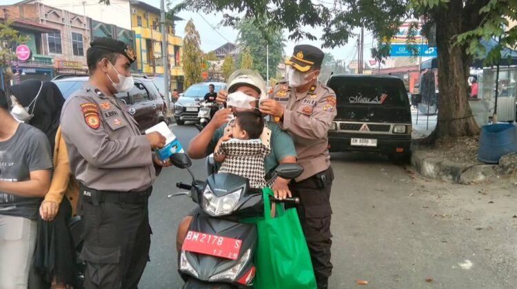 Lindungi Warga dari Kabut Asap, Pemkab dan Polres Pasaman Bagikan 2.500 Masker