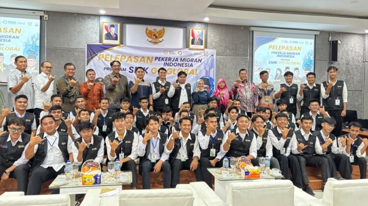 Wamen P2MI Lepas 40 Pekerja Asal Sumbar ke Malaysia, Jadi Angkatan Perdana Program SMK Go Global