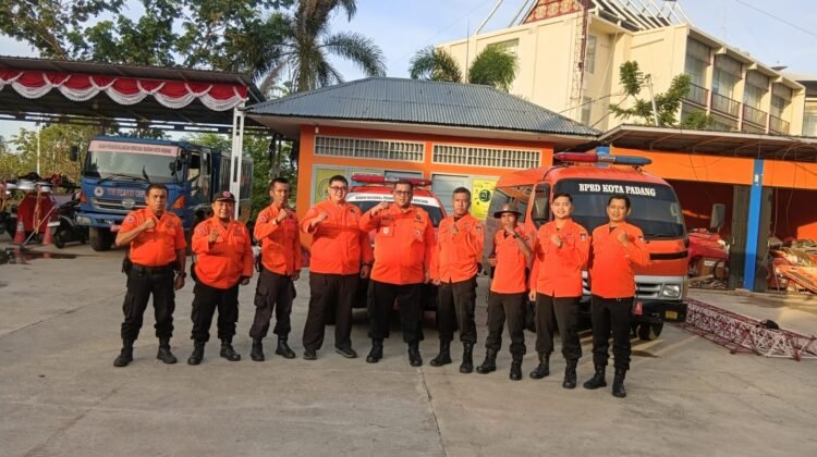BPBD Kota Padang Kerahkan 12 Personel Bantu Penanganan Banjir Bandang di Solok