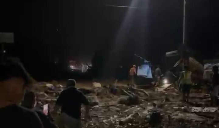 Galodo Terjang Kompleks Perkantoran Bupati Solok, Material Tutupi Jalan Padang – Solok