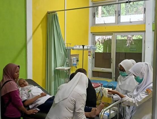 Kondisi Menurun, Dua Siswi Korban Dugaan Keracunan MBG Pariaman Dirujuk ke RSUP M Djamil