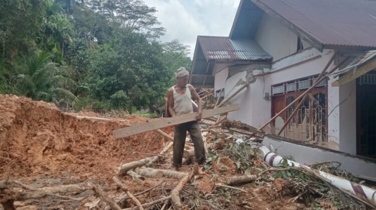 Menanti Janji di Tanah Bencana: Cerita Mereka yang Selamat dari Galodo Sumbar