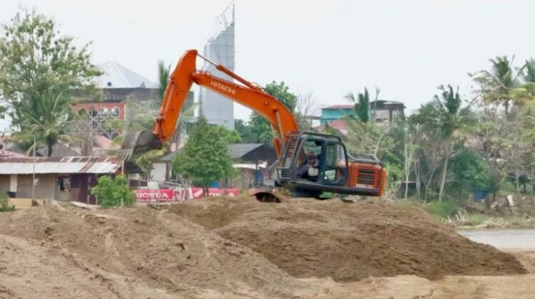 Kurangi Risiko Banjir, Sungai di Kampung Lapai Padang Mulai Dikeruk