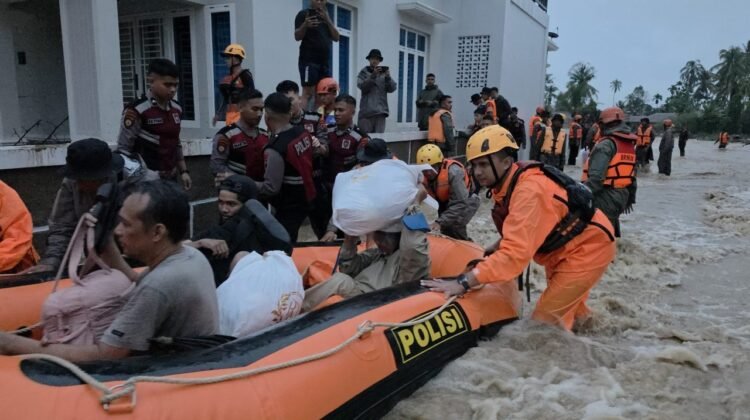 Perjuangan Tim SAR Menyelamatkan Puluhan Warga dari Kepungan Banjir di Padang