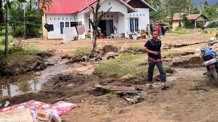 Lumpur, Kayu Raksasa, dan Kepanikan: Detik-Detik Tanggul Lumin Park Padang Jebol