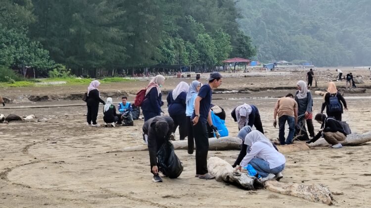 Aksi Bersih Pantai Air Manis Padang, Pedagang Diminta Terlibat Kelola Sampah