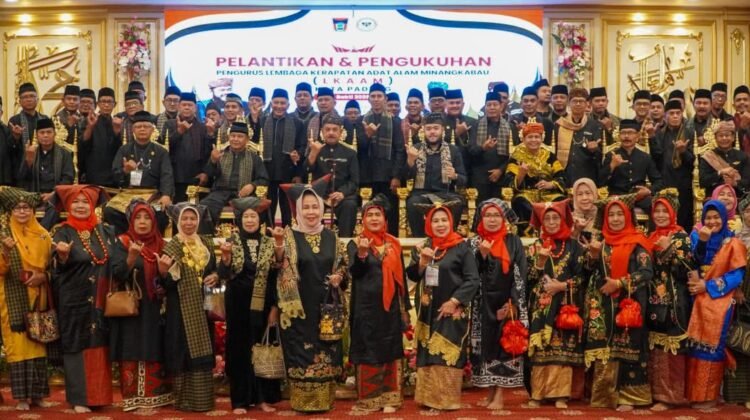 Walikota Padang Kukuhkan Irwan Basir sebagai Ketua LKAAM Padang Periode 2026–2031