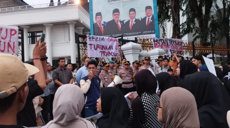 Demo Mahasiswa di Padang Berlanjut, Minta Pemerintah Jadi Contoh Baik bagi Generasi Muda