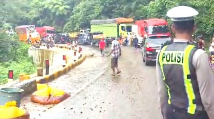 Truk CPO Terguling, Jalur Padang – Painan Macet Total